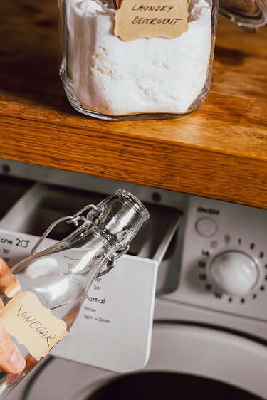 Distilled white vinegar as natural fabric softener