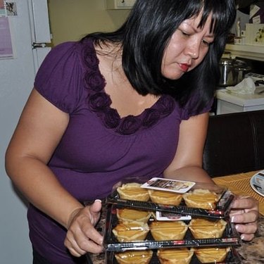 Lalaine Manalo of Kawaling Pinoy with egg tarts