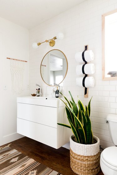 Minimalist bathroom shelf