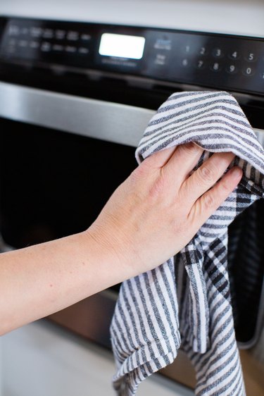 how to clean a microwave with vinegar and lemon