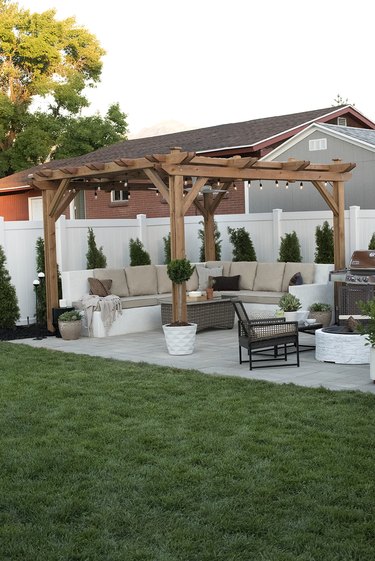 modern garden landscape design with outdoor dining