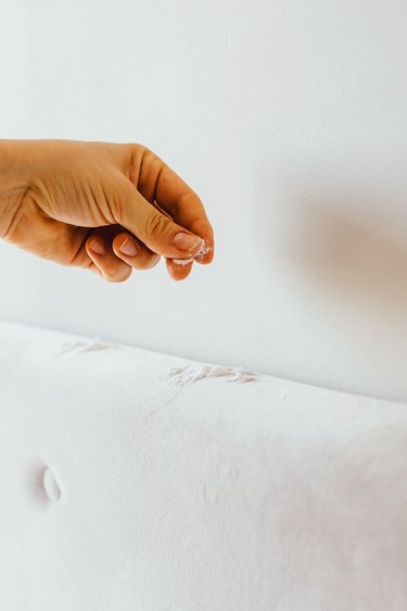 Deodorizing a headboard with baking soda