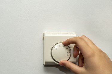 regulating a thermostat to a temperature to save heating and control gas consumption in the face of the energy crisis