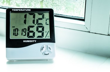 Measurement of temperature and humidity in the room. Plastic windows
