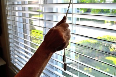 Raising or lowering horizontal blinds