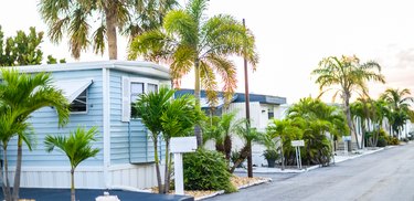 mobile homes with vinyl skirting in mobile home park