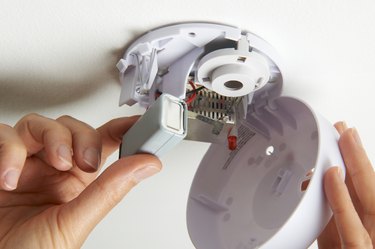 Replacing the battery in a smoke alarm
