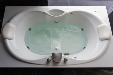 How to Close the Jets in a Whirlpool Tub