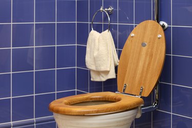 Wood Vs Plastic Toilet Seat Hunker