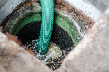intervention to clean and empty a septic tank