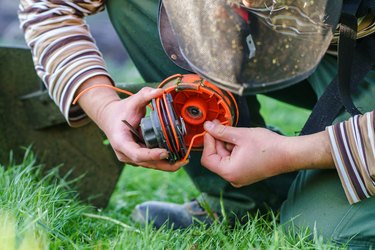 How to Change the Trimmer Line on a Troy Bilt String Trimmer Hunker