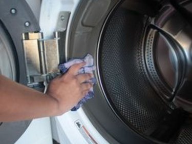 How to Clean a Front Loading Washing Machine With Vinegar | Hunker