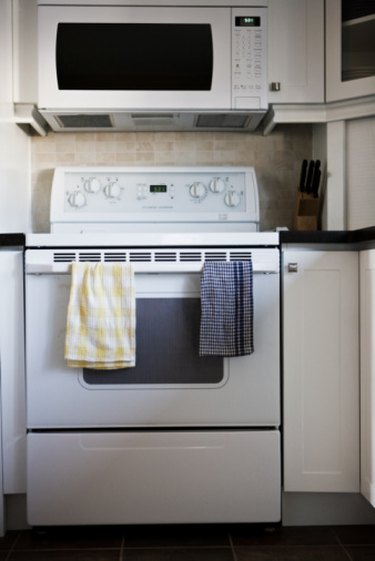 Which containers can be used in the microwave oven? Here are the