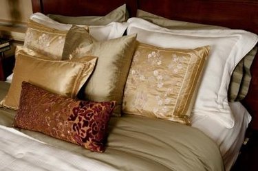 How to Use a Pillow Sham?  5 Uses of Pillow Shams - AanyaLinen