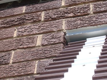 Common Brick vs. Firebrick: What is the Difference?