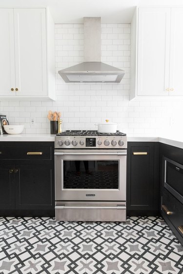 black and white two-color kitchen cabinet idea with matching tile flooring