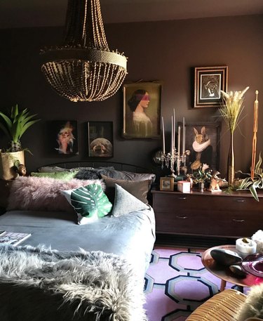 Brown bedroom with maximal