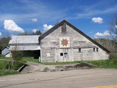 A barn north of Ohio featuring a quilt-like star.