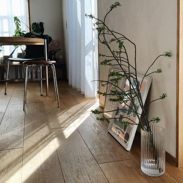 small apartment decorating ideas with plants and art on the floor