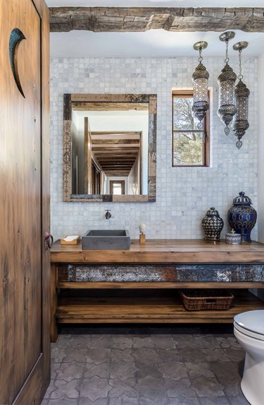 A bathroom with Mediterranean inspiration