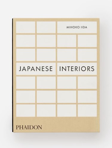 Book cover of "Japanese Interiors" by Mihok0 Iida on a white background