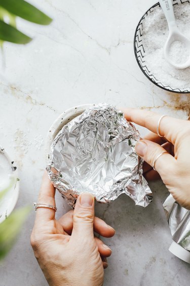 How to clean silver jewelry with aluminum foil