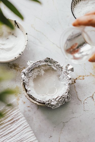 Cleaning silver jewelry with aluminum foil, salt and baking soda