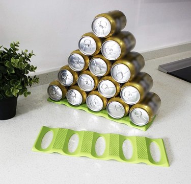 Stackable mat for cans and bottles