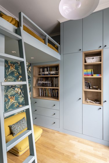 A kid's room has a tropical reading nook.