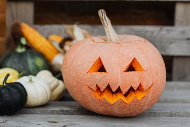 Jack-o'-lantern on a wooden bench