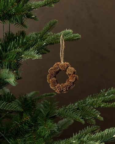 Natural wreath ornaments