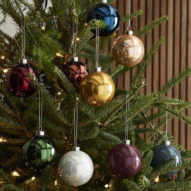 9 spherical ornaments