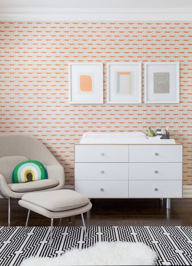 Orange wallpaper in kids' room by Chango & Co.