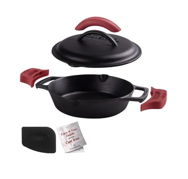 cast iron skillet with lid and holders