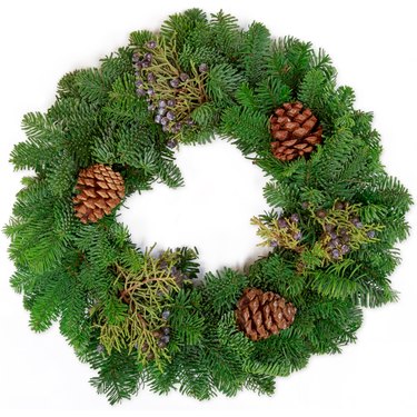green centerpiece with pine cones