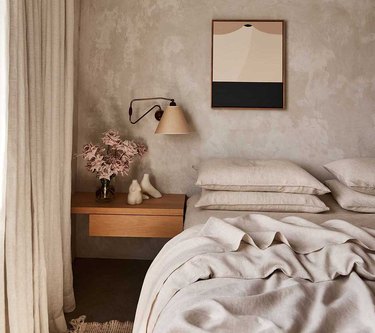 Neutral bedroom with oatmeal bedding