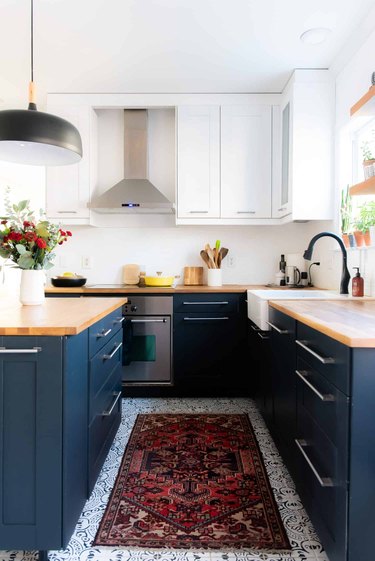 two-tone kitchen color idea with blue and white kitchen cabinetry