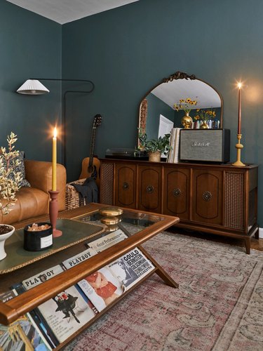 vintage living room idea with blue walls