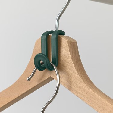 Close up of a hanger with an Omtrent hanger connector
