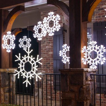 ideas for Christmas lights outdoors hanging snowflakes
