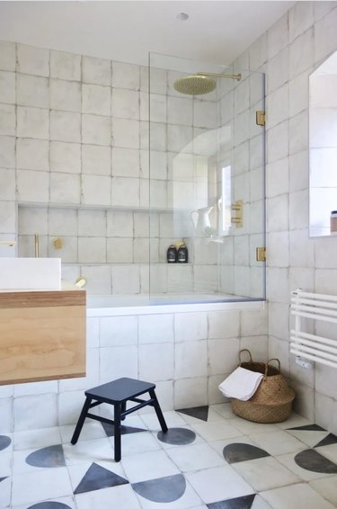 Off-white tile shower with pattern floor