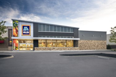 aldi store and parking lot