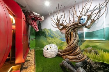 howarts train, whomping willow, and dragon in bedroom