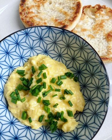 French oeufs-brouillés by @maddies_table