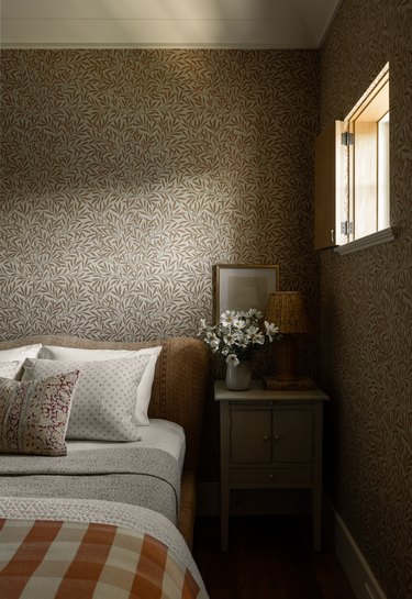 Bedroom with beige wallpaper by Amber Interiors Design Studio