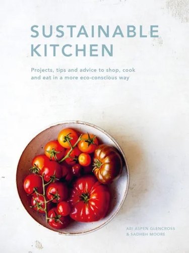 Book cover of "Sustainable Kitchen: Projects, Tips and Advice to Shop, Cook and Eat in a More Eco-Conscious Way" featuring a bowl of tomatoes.