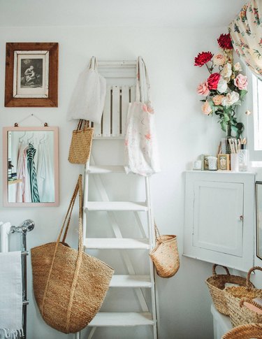 small bedroom storage idea: leaning ladder