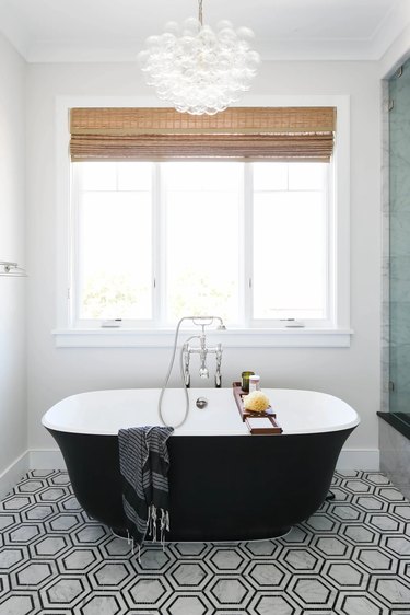 Black bathtub with bubble ligths above