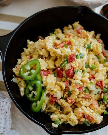 Muy Bueno Cooking Huevos a la Mexicana