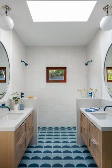 kids' bathroom idea with blue faucets and showerheads